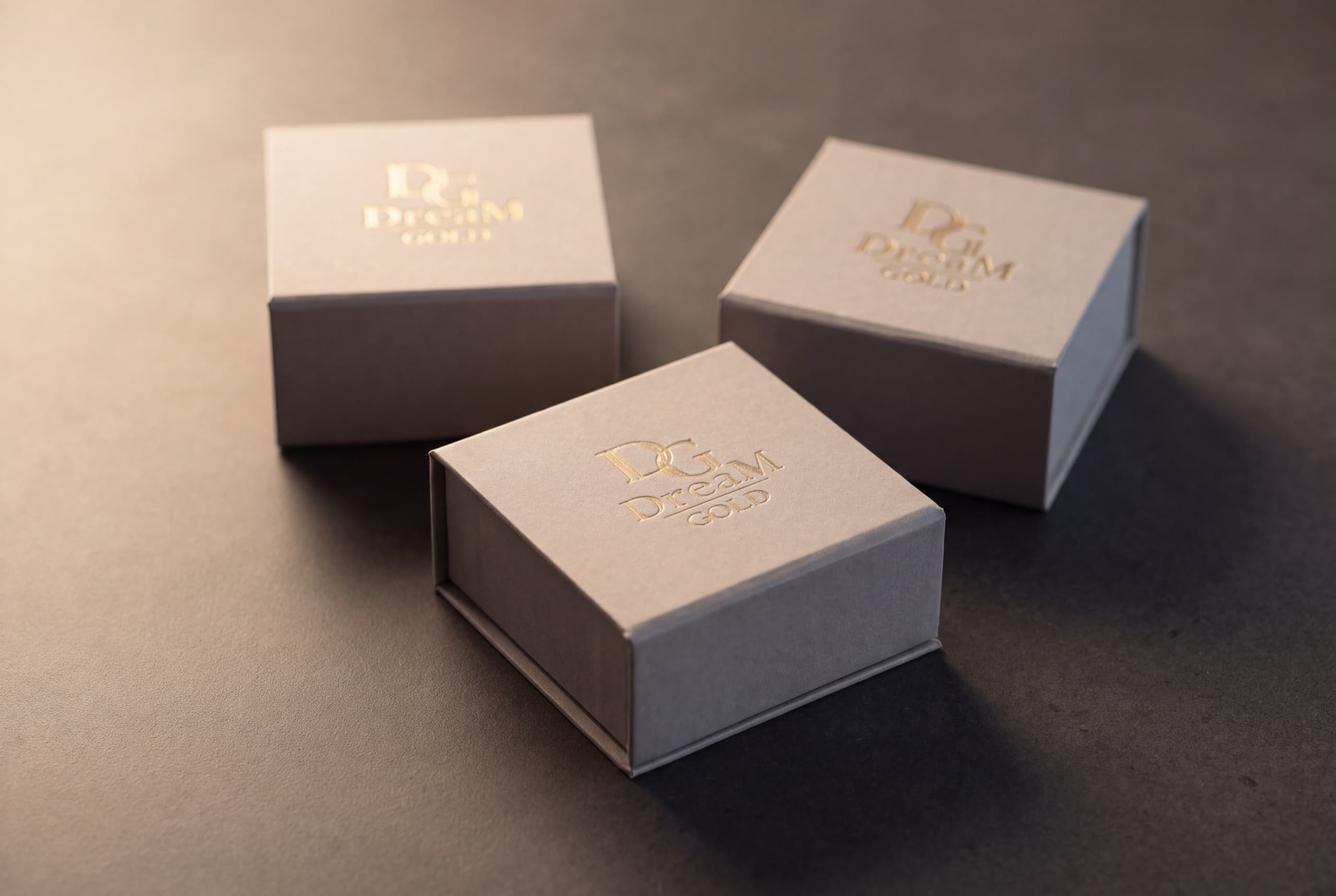 Три коробки Dream Gold із золотим тисненням логотипа